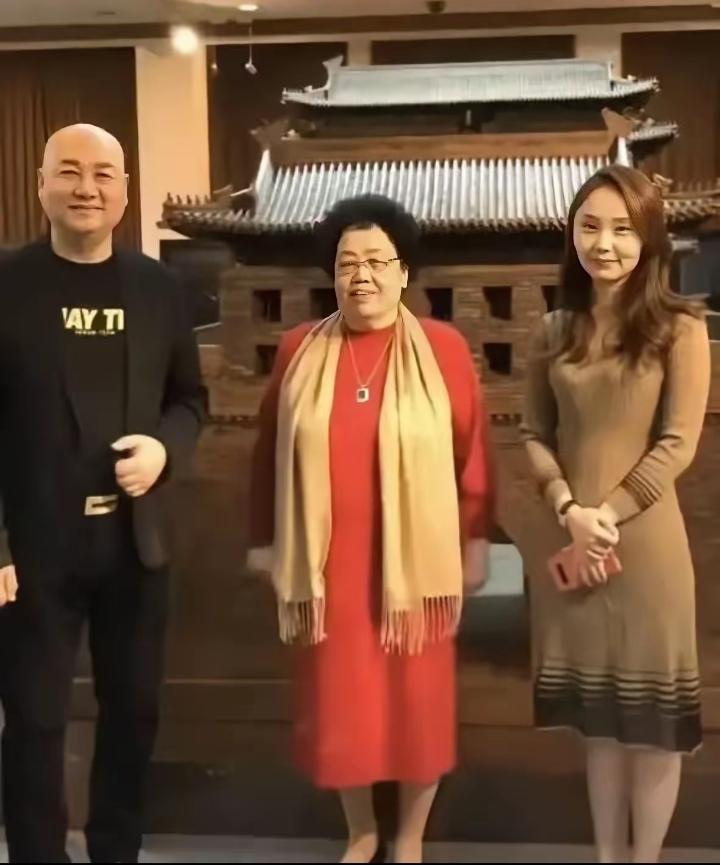 陈丽华的新接班人，定的是她亲孙女赵紫薇，也就是儿子赵勇的女儿。很多人觉得是沾了家
