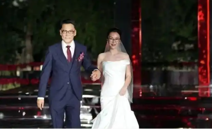 不知道大家有没有发现，  李国庆再婚的消息铺满了网络，我发现很多人讨论新太太张丹