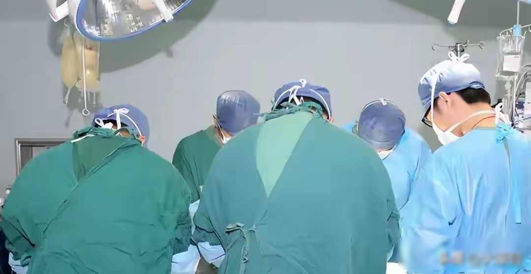 医疗圈又一震惊的消息在网上传来。去年这时候，我表姐去省医院做产检，医生递过