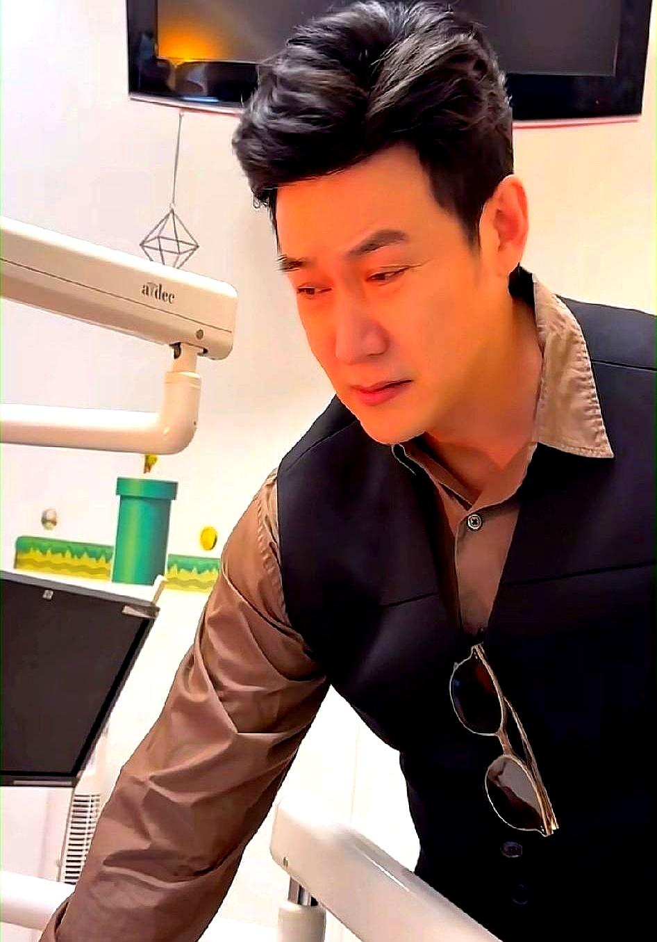 贝儿拆牙套疼到喊“牙要碎了”，陆毅蹲旁边攥紧她的手，自己先掉眼泪！她从13岁