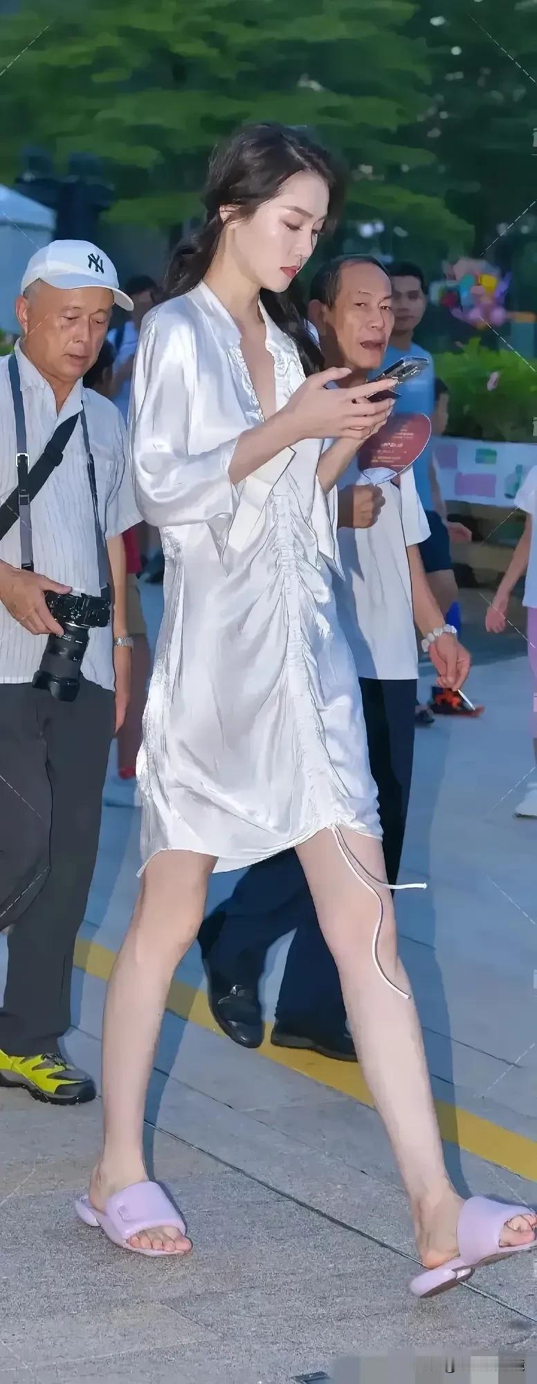 这个女人太漂亮了，万众瞩目啊，简直是风情万种。穿成这样就出来，确实很有吸引力。
