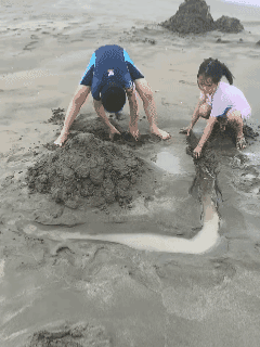 你给孩子买装备了吗？你给孩子找教练或者自己教了吗？草！一中国男子在新西兰海边游