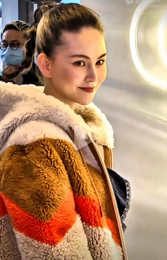 周杰伦把昆凌藏了4年才公开，当时所有人都觉得这姑娘“高攀”了。现在回头看，人