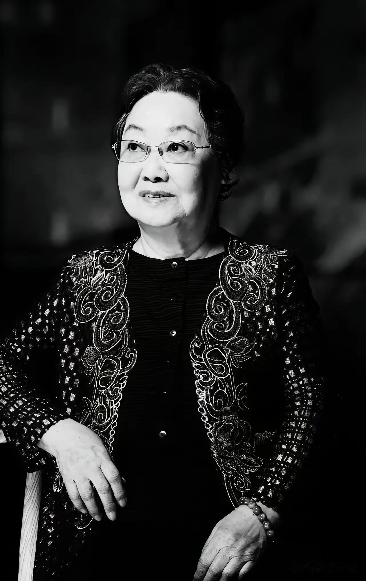 差距太大了，一目了然。郭兰英老师这一走，把当下某些所谓歌手的遮羞布，一把就给