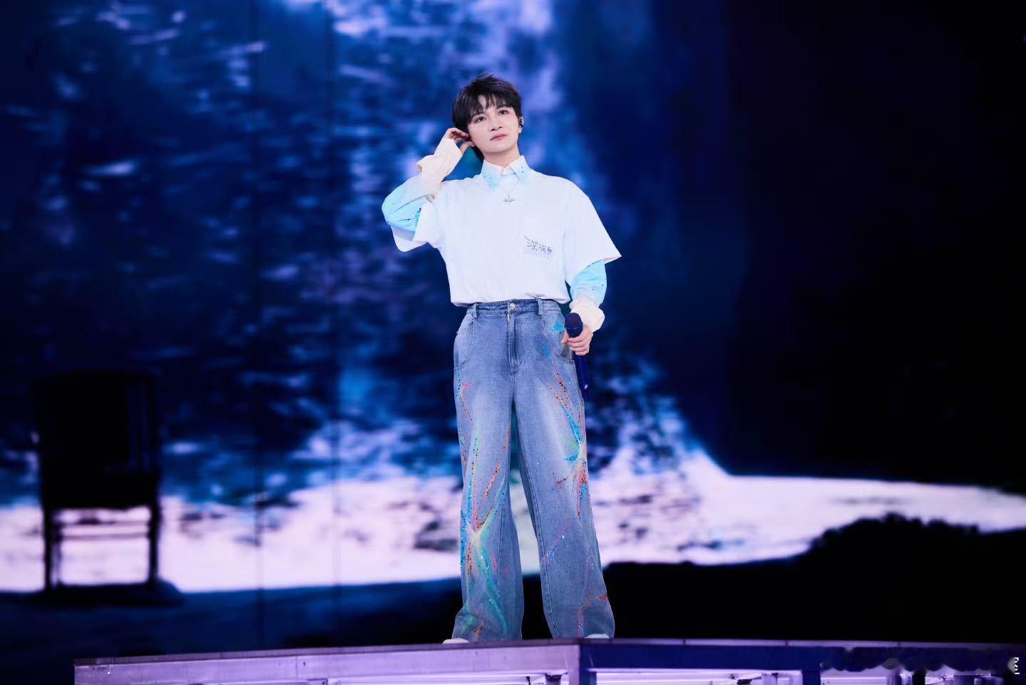 周深发长文周深的长文像是一封温柔的家书，把舞台上没说尽的心里话娓娓道来，真诚的