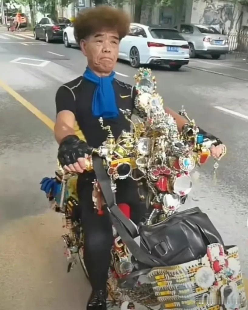 这大哥牛逼👍，不知道警察看了是什么反应[捂脸哭][捂脸哭][捂脸哭][捂脸哭]