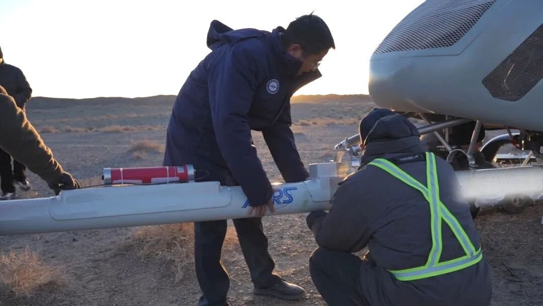 近日，甘肃某地的戈壁滩上，一架航景创新自主研发的FWH-1500无人直升机搭载着