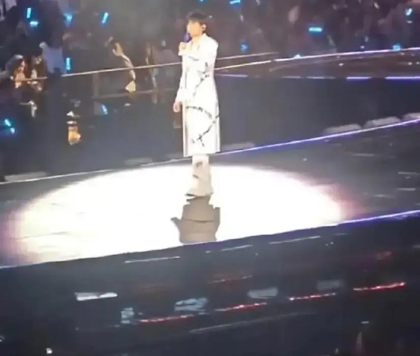 张杰把谢娜带上台，票价瞬间翻3倍！昨晚澳门场，1.2万个座位3分钟抢光。黄