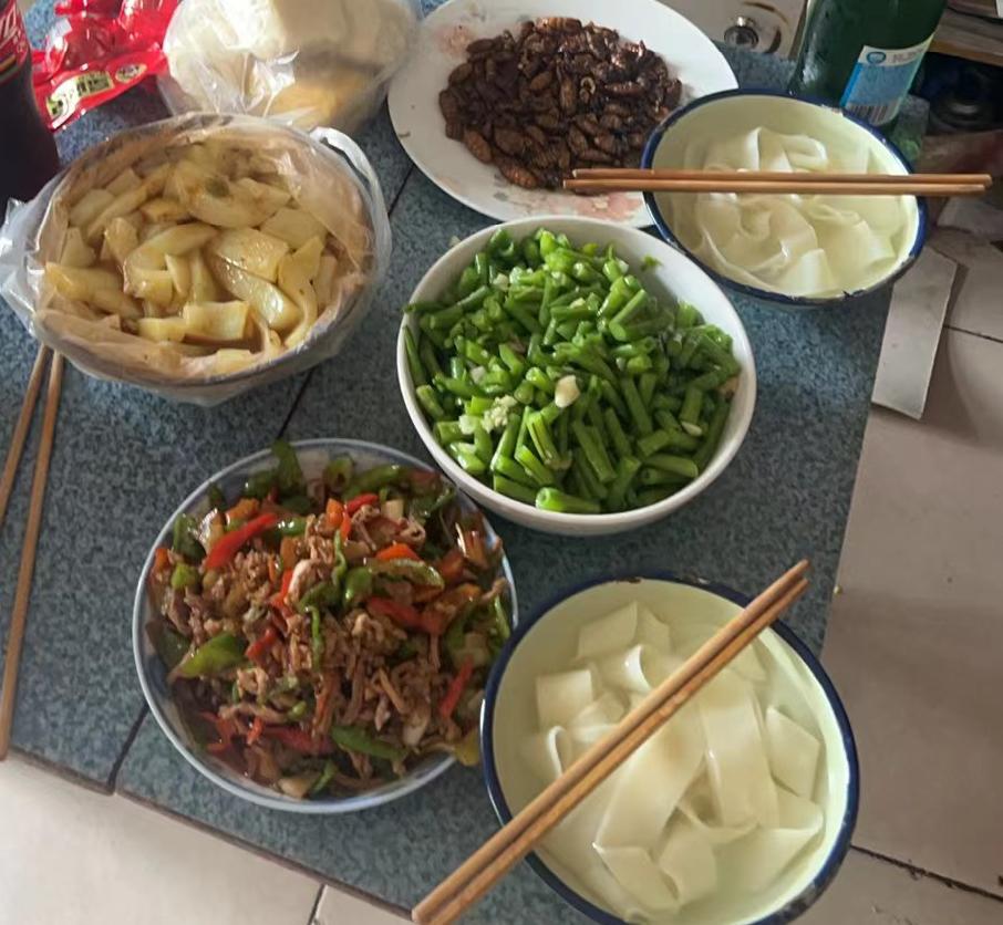 昨天去朋友家蹭了顿饭。聊到中午朋友说啥不让走就做了这些饭菜让我留下一块吃。我认