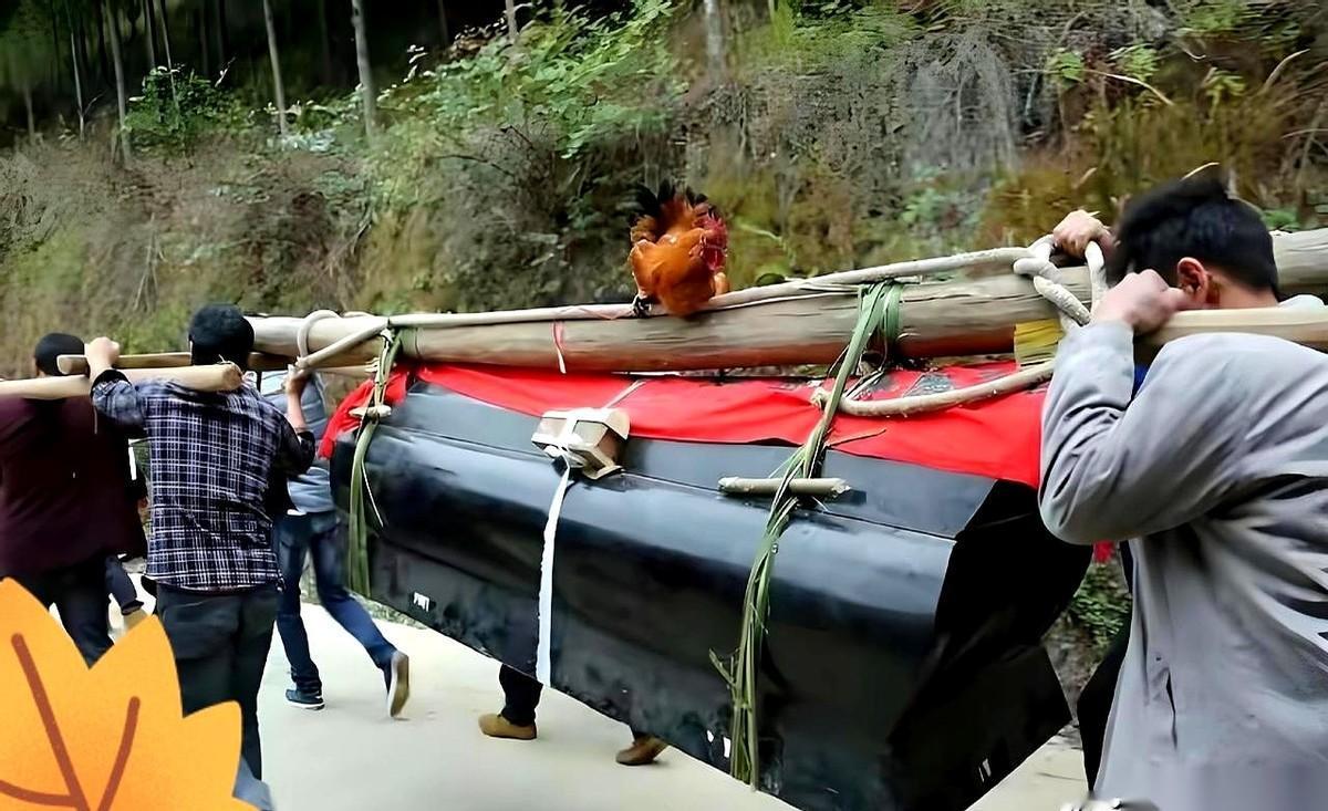 一个三十多岁的壮汉，去给邻居帮忙抬棺材，一路上几十号人轮着换肩，他硬是咬牙撑着。