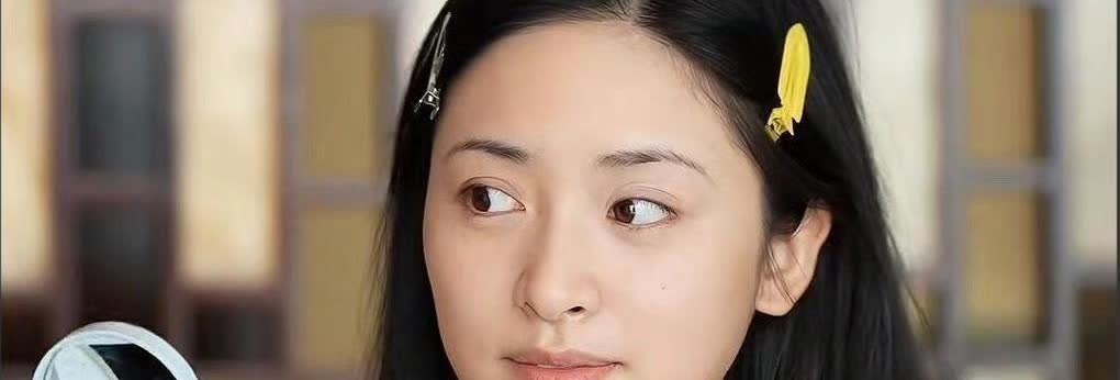 不看不吱声，沈月素颜！简单夹子发型，不加修饰的脸蛋，清透又灵动，个子虽不