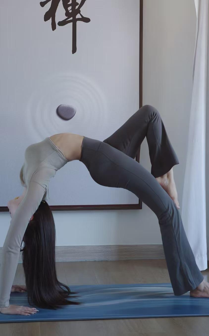 瑜伽，是身体与心灵的对话。在一呼一吸间，感受生命的韵律，找到内心的宁静。瑜伽日常