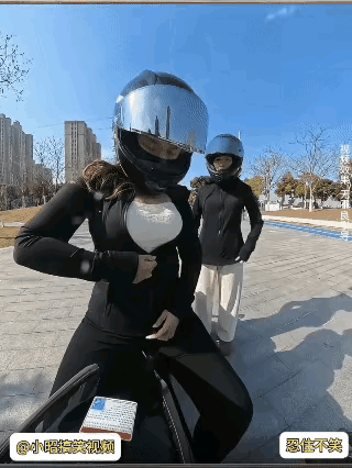 让你衣服买小了，就该冻一路。