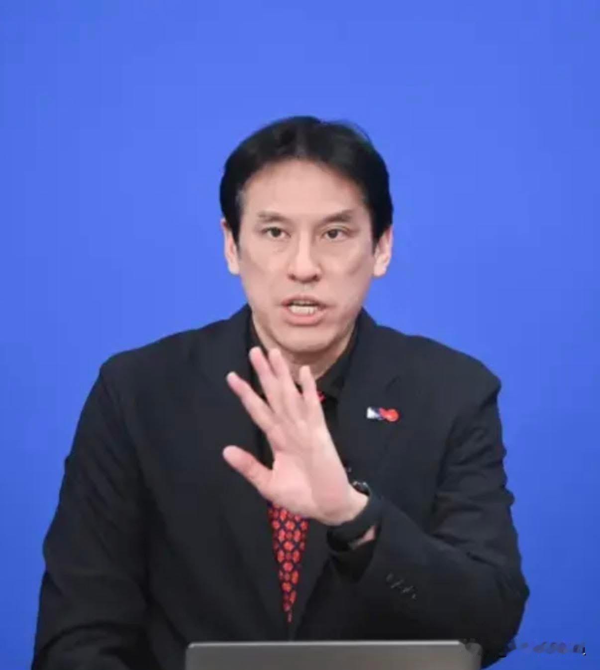 台媒体人黄伟翰今（29日）在脸书发文叫嚣称，自从被美丽岛电子报民调的四百多万人愿