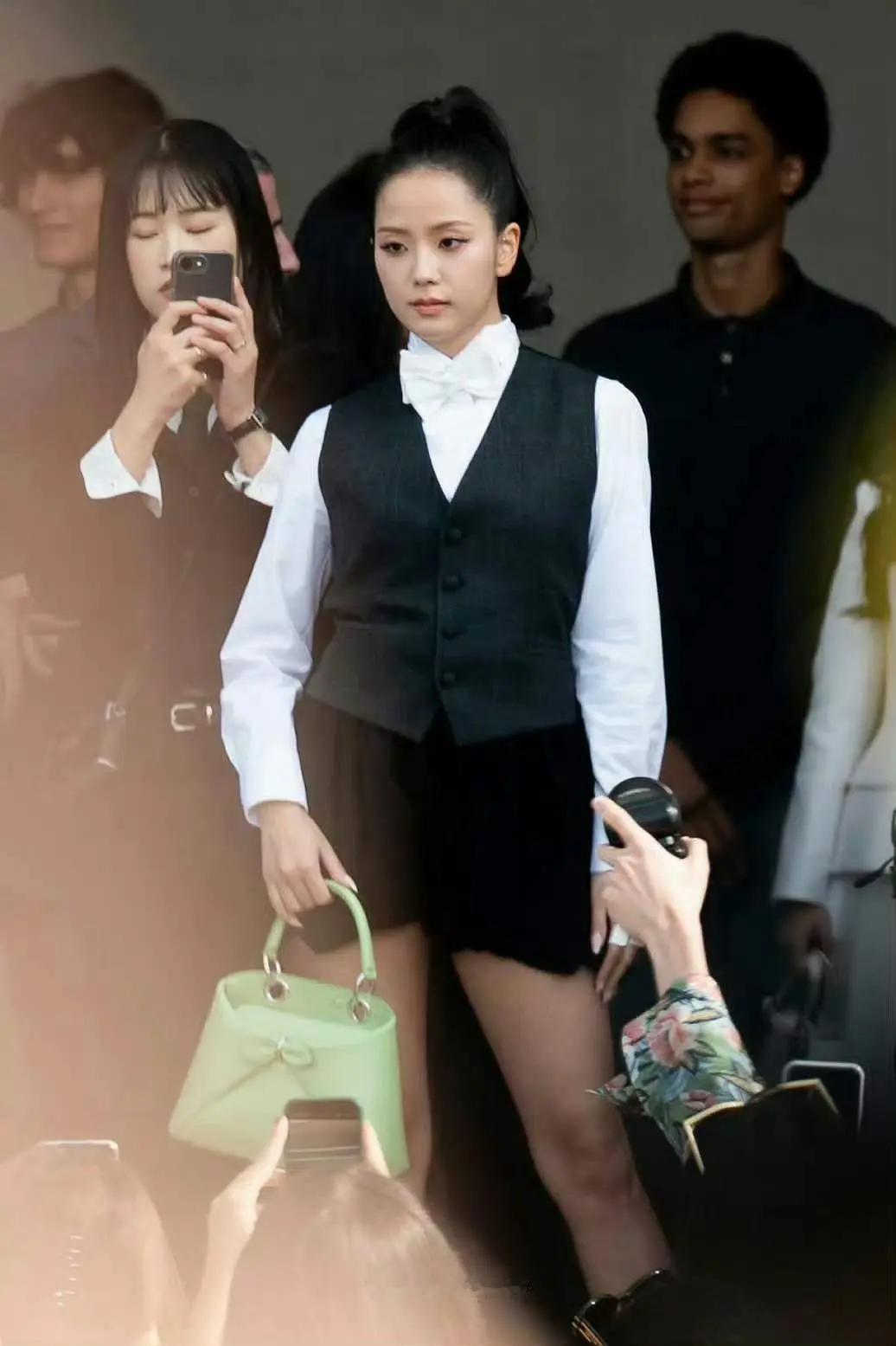 韩国女明星还得靠韩国妆造，能不能说，腿又不好看，干嘛一直露大腿？lisa好一点，