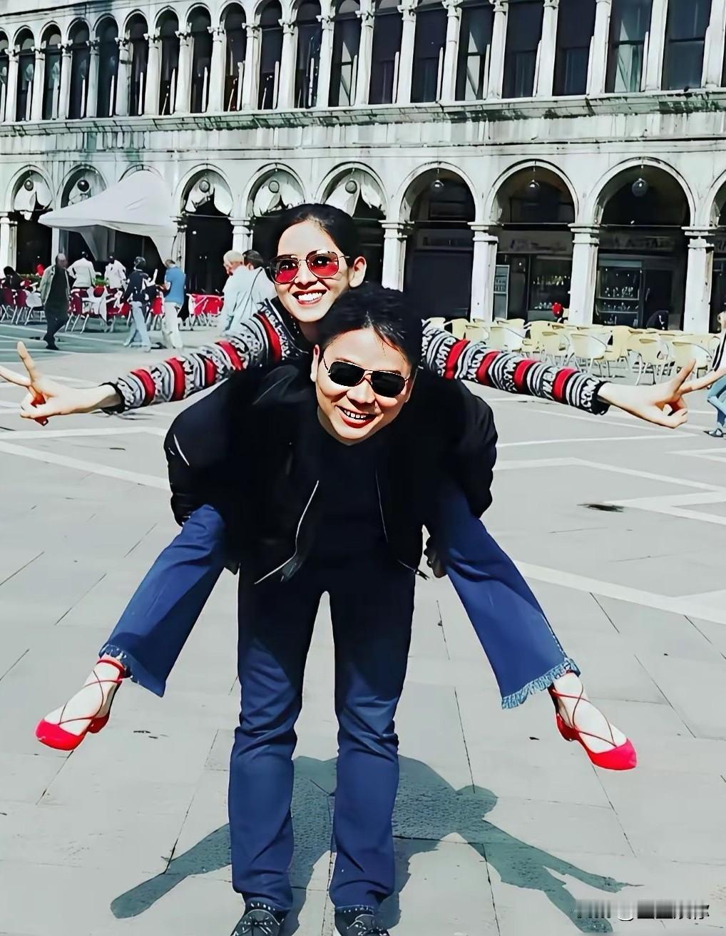 刘强东才是不离婚的那个，但是不离的原因不是感情，而是不能离，如果离婚对他的公司负