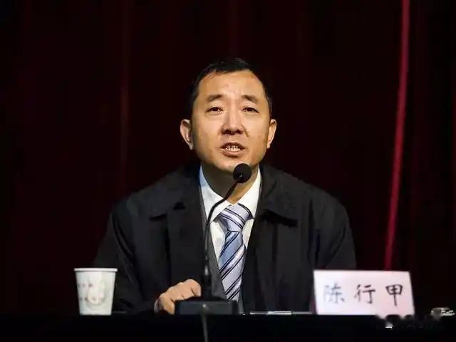 巴东县原县长刘冰这样“教训”陈行甲，你不会做官！刘冰是巴东的县长，在体制内是一