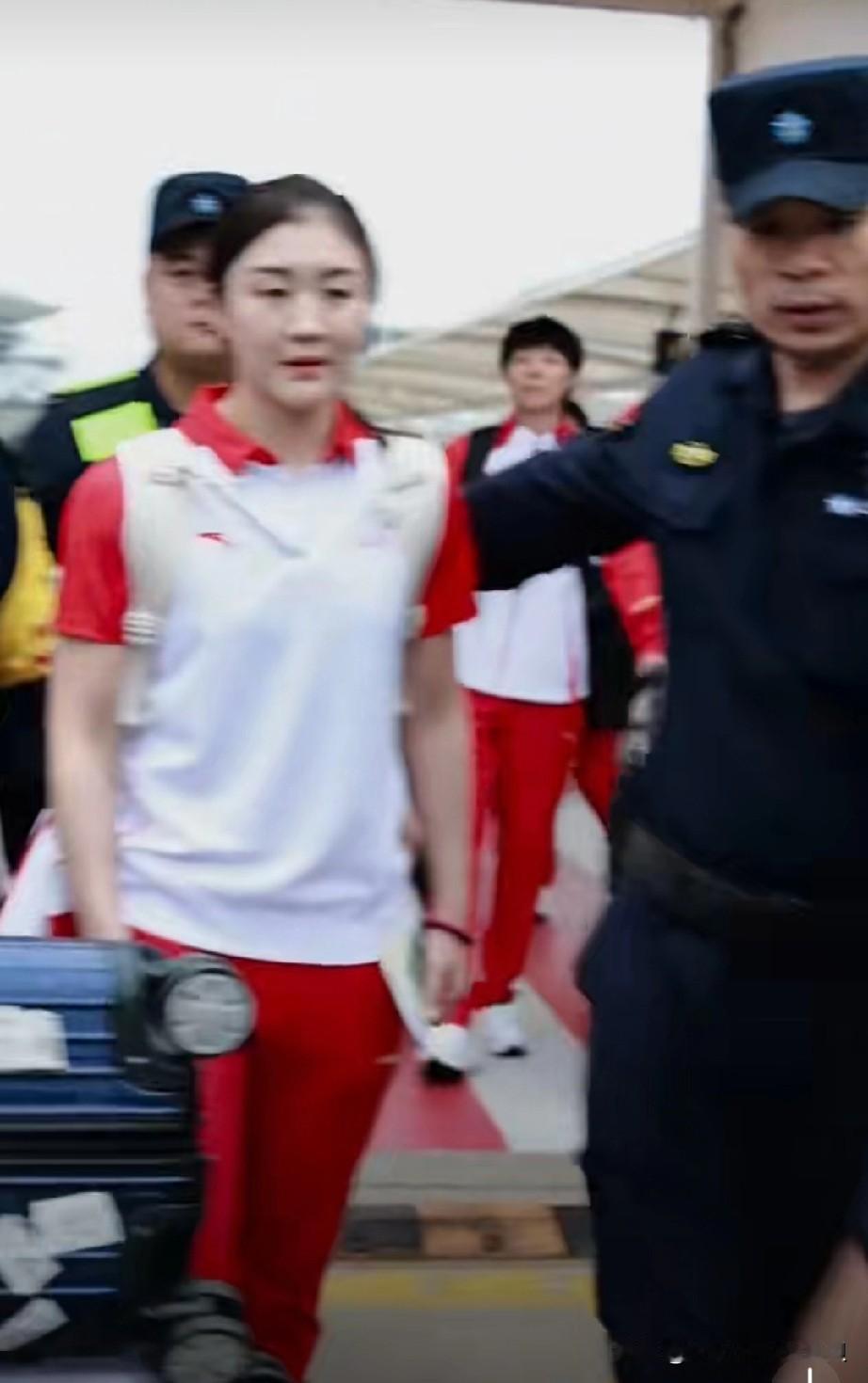 刷到陈梦和樊振东出发全运会的视频，发现差别好大啊！陈梦妆容精致，轻装上阵，走
