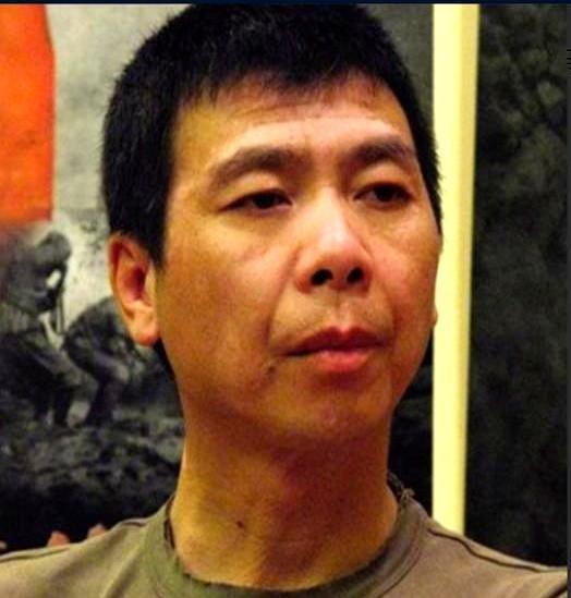 当年，冯小刚开着300万的豪车，回老家看望瘫痪多年的母亲。他一句“你什么也不