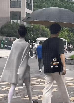 章若楠的腿瘦成竹竿章若楠章若楠的腿瘦成竹竿！一沫真挚的情话