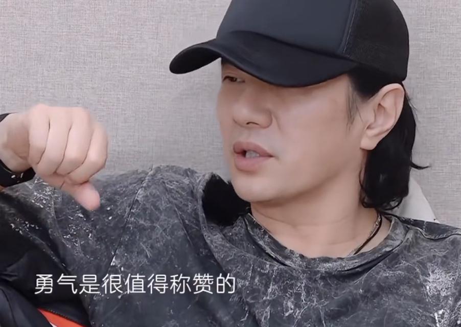 当其他夫妻都想约定老了一起走，郑钧却说一起走的勇气值得称赞，但事实上很难做到。两