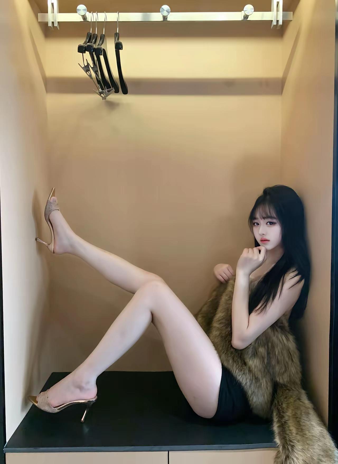 优雅黑丝与奢华皮草的完美结合，高跟鞋下的迷人姿态。内裤与袜子能否同洗如何穿搭出