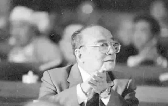1985年昆明军区被撤，司令员张铚秀脸色大变，政委婉拒杨尚昆安排百万大裁军的