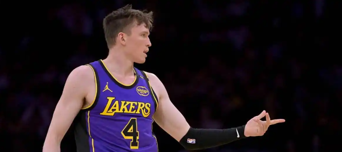 有没有人注意到雷迪克对克内的使用变化大家发现没,开赛阶段雷迪克是不用克内克特的