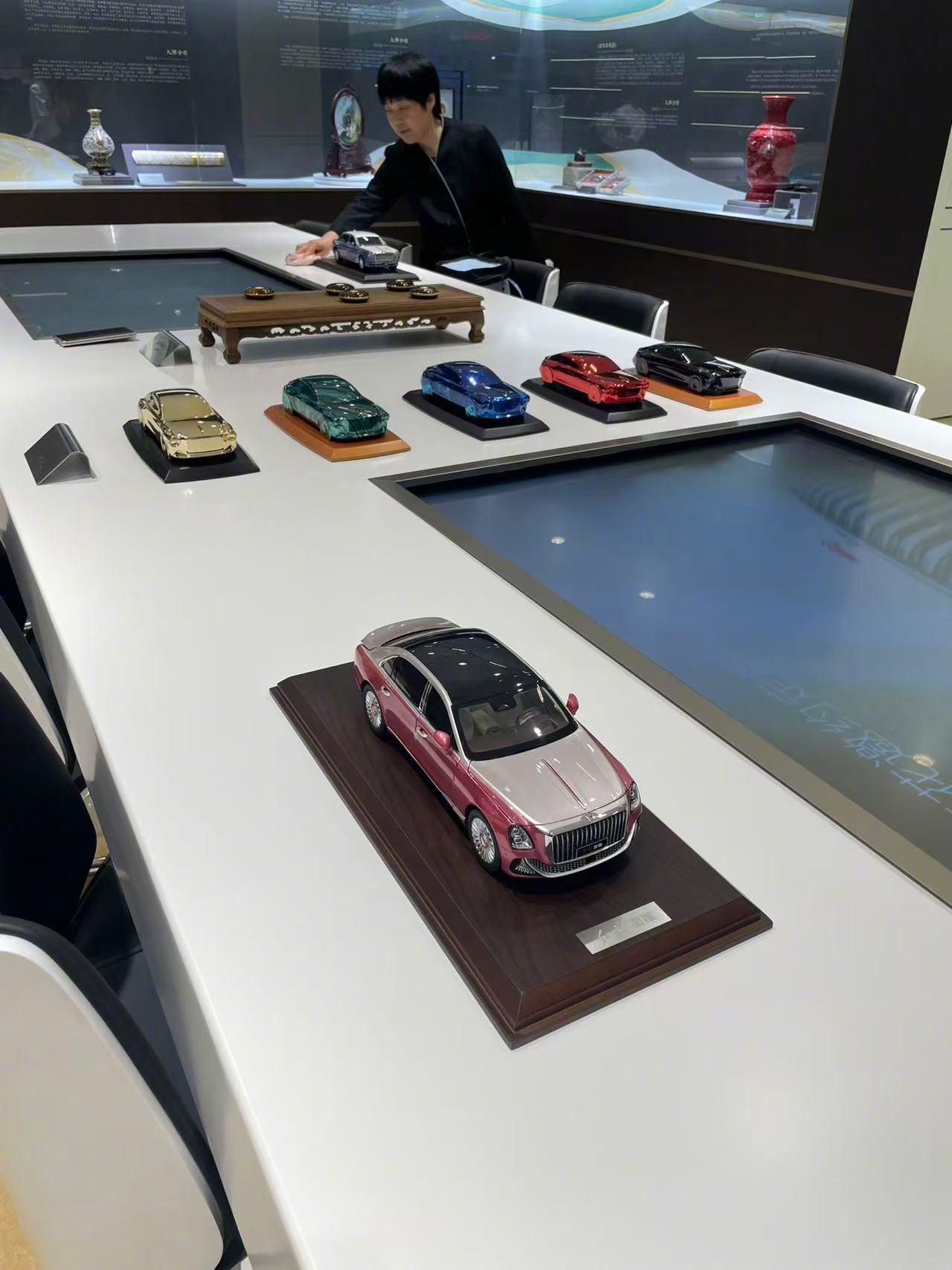 金葵花把千年非遗文化装进车里北京车展现场，红旗金葵花国礼、国雅、国耀三款旗舰车型