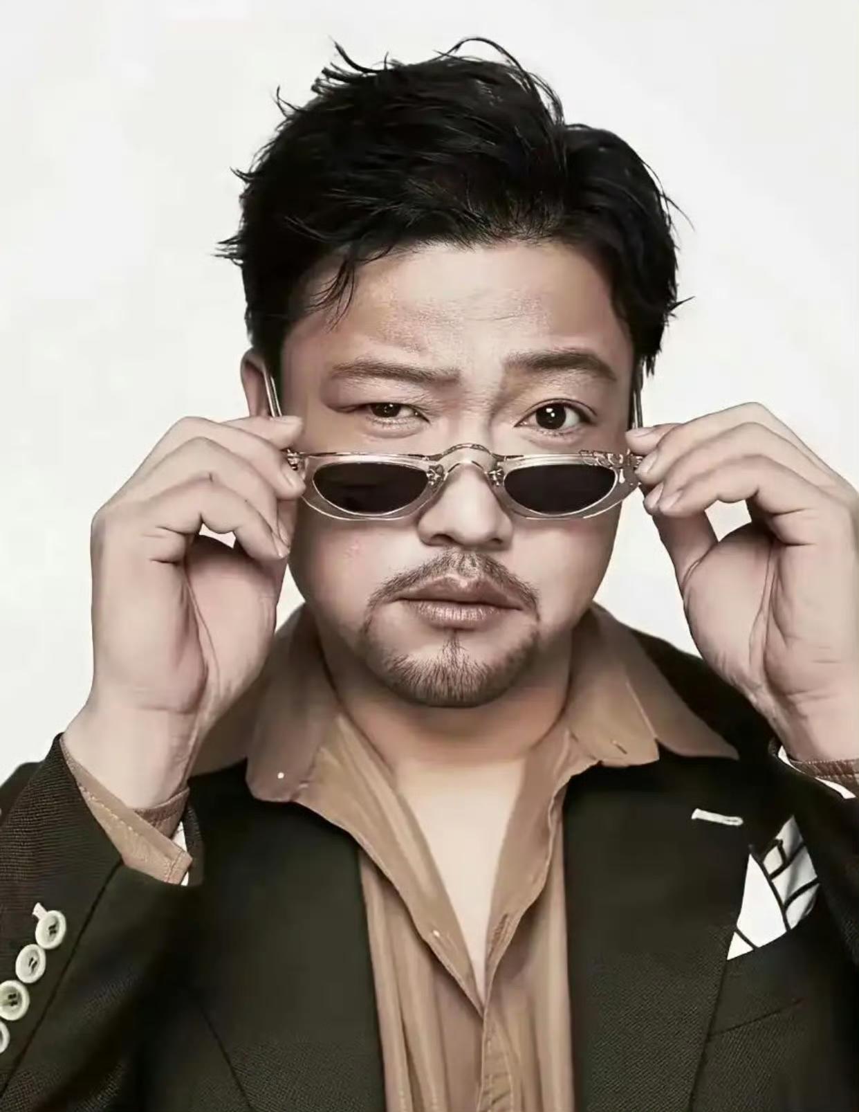 贾冰：今年春晚又有人说我不搞笑，可我明明把生活里的无奈演得挺真实啊。岳云鹏：