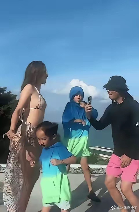 陈小春一家海边热舞反差感拉满碧海露台全家随性蹦跳，应采儿比基尼造型火辣吸睛，身姿