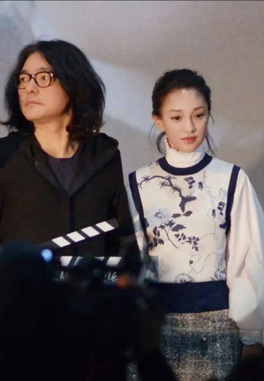 老天鹅，被周迅这张照片美到呼吸停拍，衣服也好合适，男的是谁？