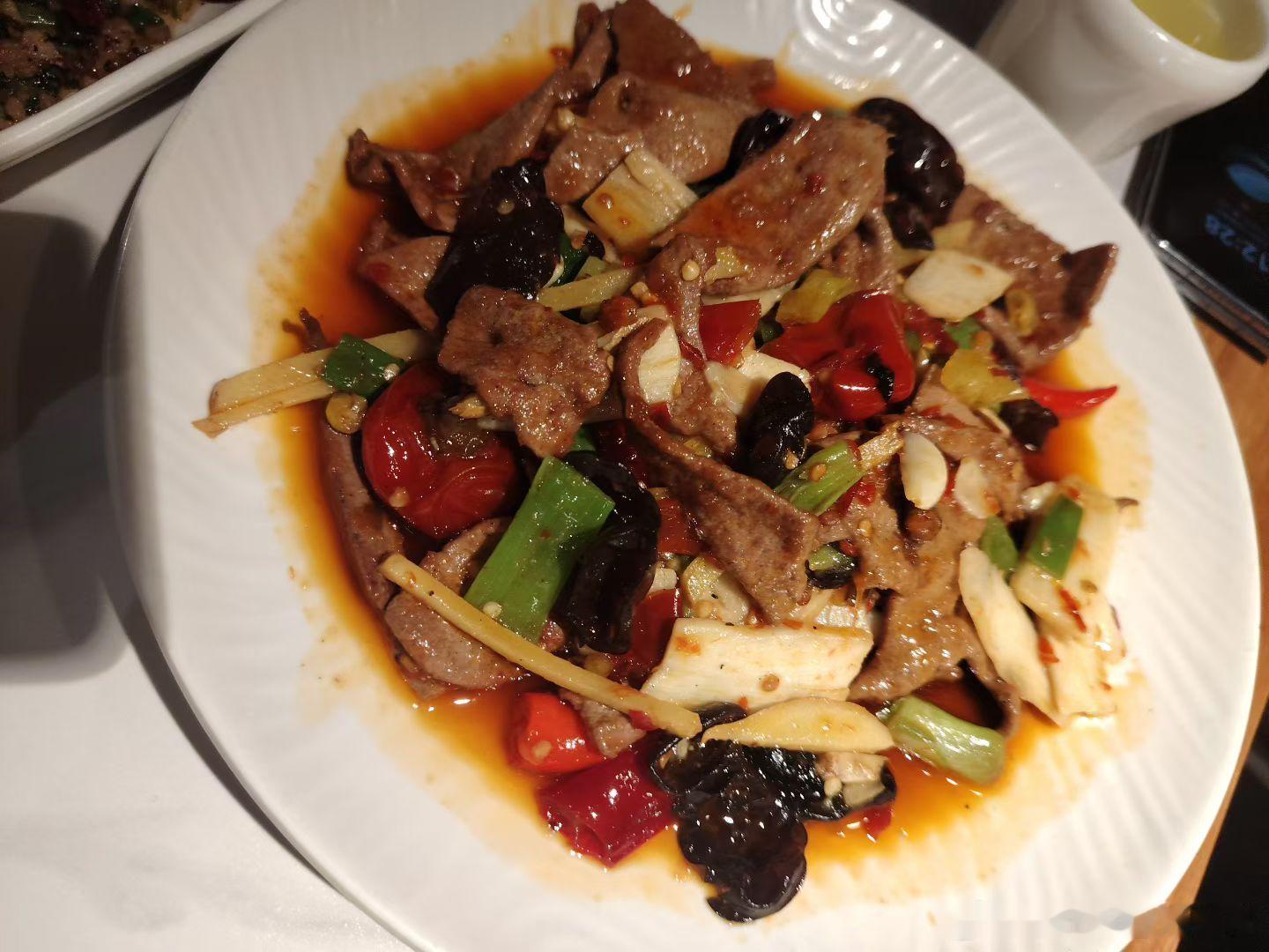 今天去快餐处吃饭，卖饭中年女问买饭人，要什么菜？买饭中年男答，豆腐和鱼，卖饭中年