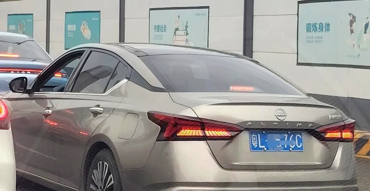 这是新日产天籁？红绿灯一直盯着看，远远看我还以为是丰田雷克萨斯ES，走近