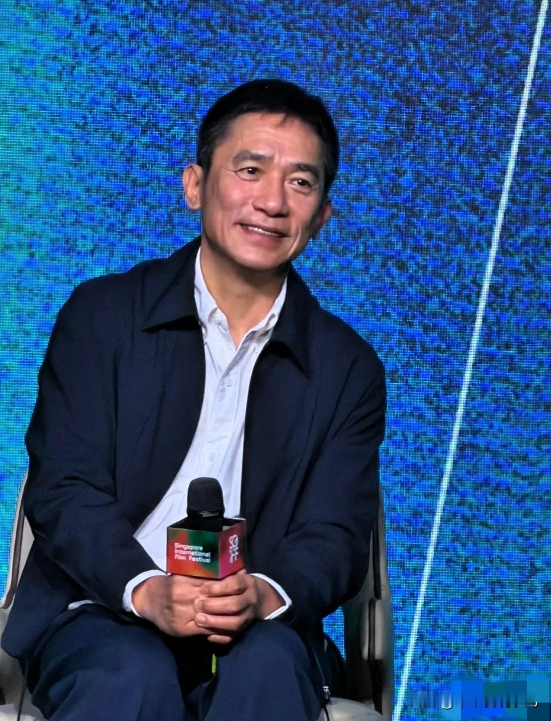 东京短住，梁朝伟去了又去了，网友猜测：社交恐惧症。哪怕是老艺术家，哪怕是台上风光