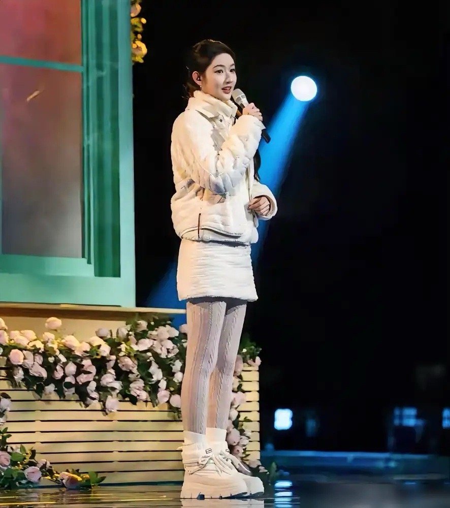 王玉雯这次在央视跨年晚会上的穿搭，我真是越看越解气！山西吕梁户外那么冷的天，人