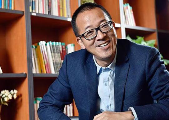 1998年，俞敏洪遭遇入室抢劫，被抢走220万，临走时想要把俞敏洪勒死，而为首的