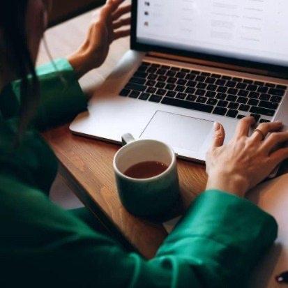 最近西班牙出了件让人摸不着头脑的事儿——一位22岁的女员工，因为天天提前到公司上