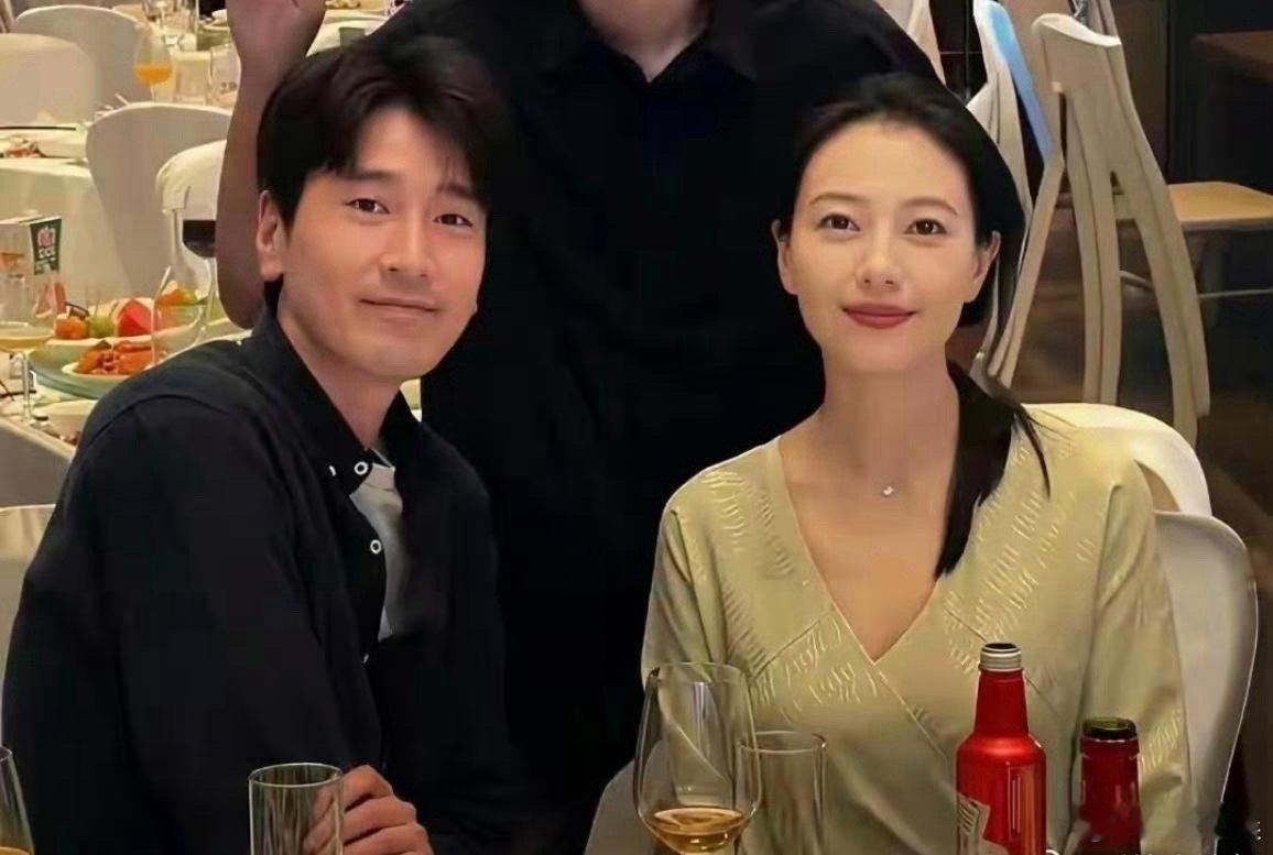 刷到高圆圆现身朋友婚礼的照片，素颜状态也美得毫不费力，温柔气质直接刻在骨子里。