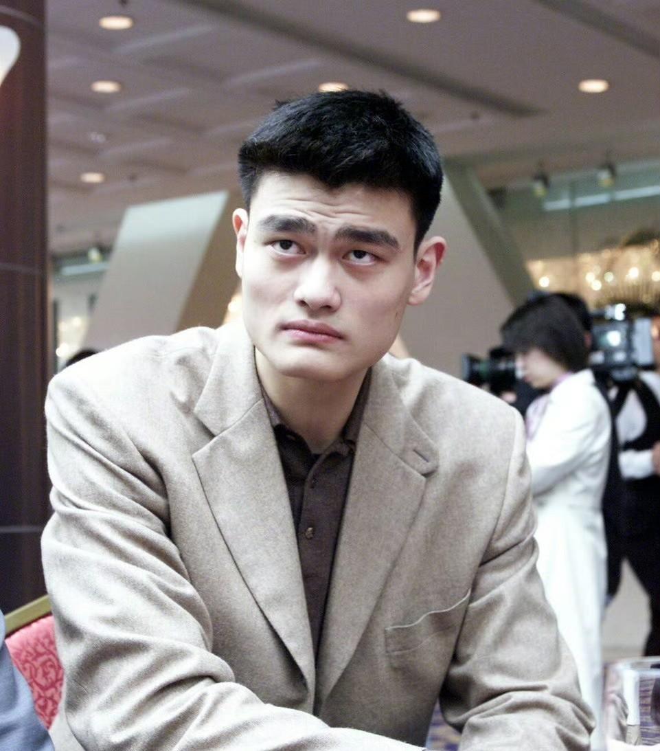 生日快乐！今天是姚明45岁生日，祝大姚生日快乐！时间过得真的快，姚明都已经45