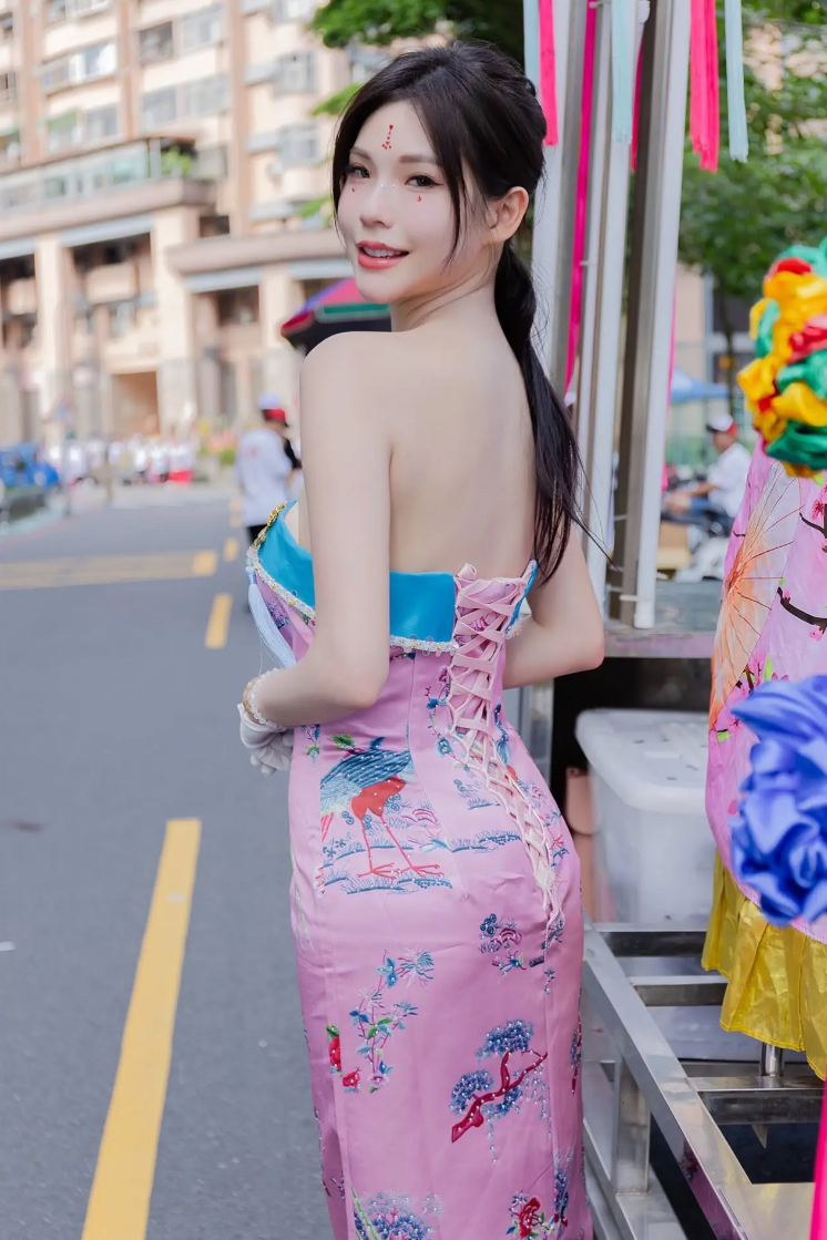 台湾庙会文化-女子蜈蚣鼓。
