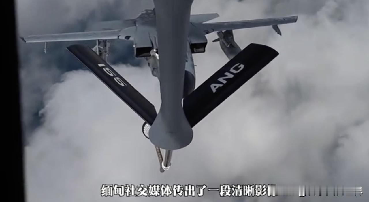 缅甸空军最近放出一小段视频，枭龙战机在缅甸执行对地轰炸，机翼下挂着精确制导弹药，