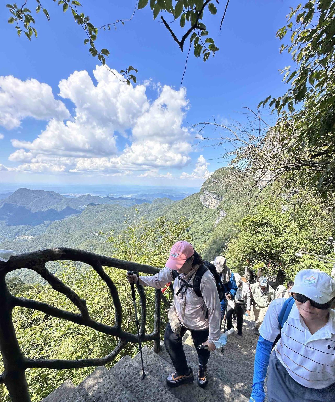 真没想到，重庆金佛山的徒步登山，如此火爆！太火了！8月28日中午到下午，我在金佛