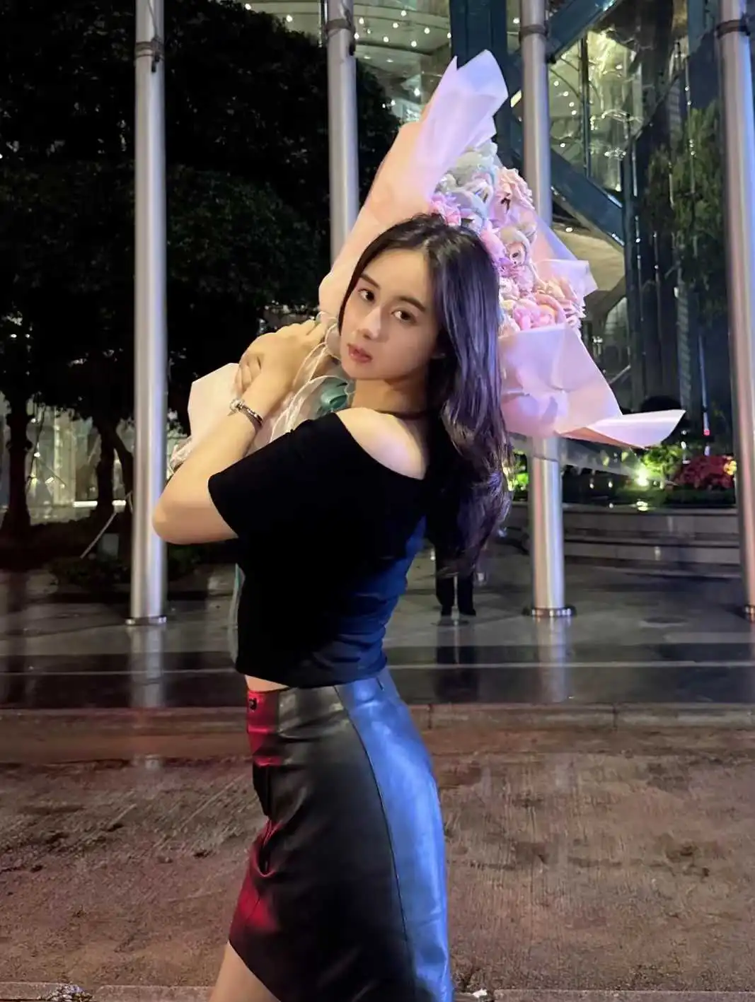 赌王千金何超欣分享生日美照手捧超大束鲜花，有钱有颜惹人慕