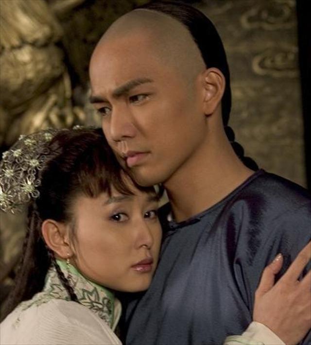 1674年，纳兰性德大婚。新婚夜，他送走宾客，走进洞房。当他深吸一口气，