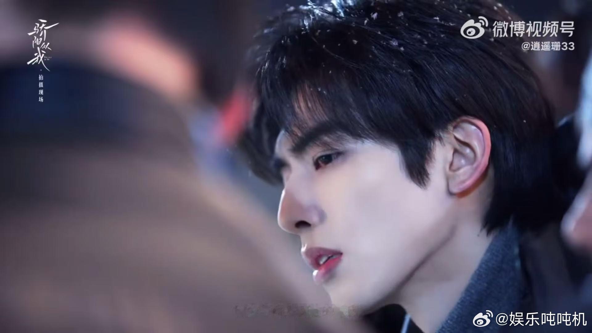 宋威龙演爱人真有一套他懂得用细节去表达爱意，比如顺手递东西、帮对方挡一下风、下