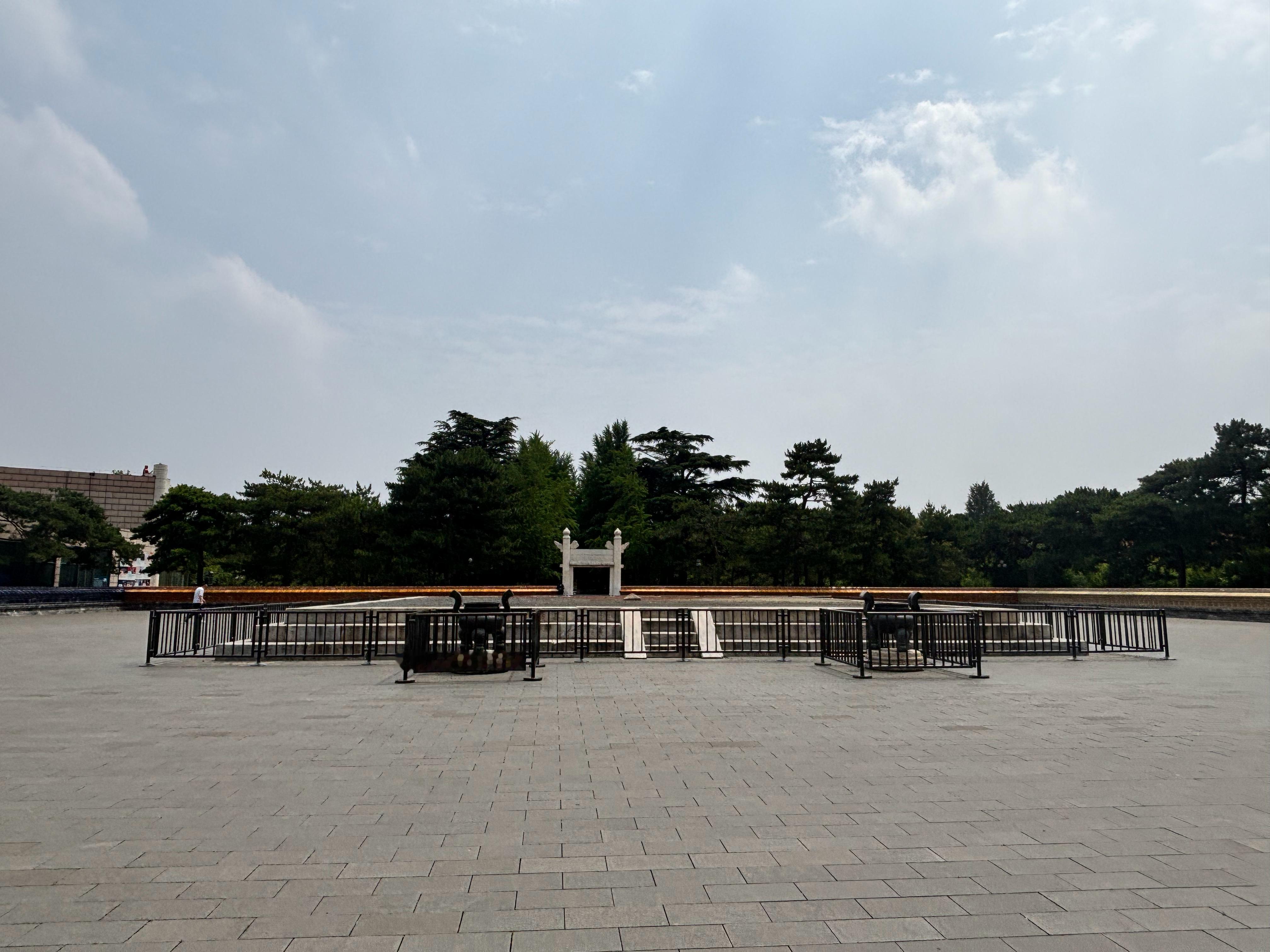 北京中山公园，将皇帝园林最早开辟成大众公园的公园，原名中央公园，因为此，在世界公