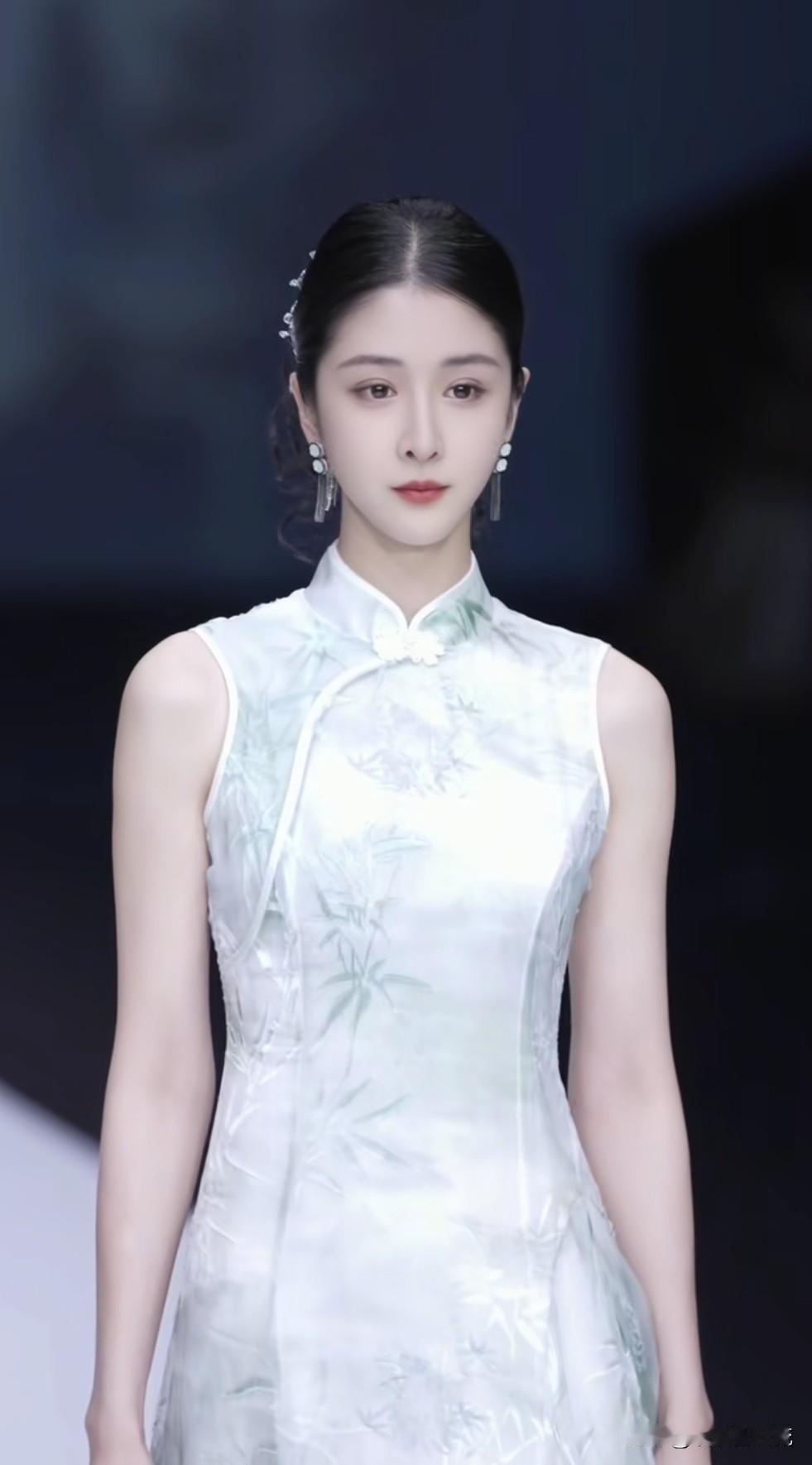 模特赫凛，上海时装周国风旗袍走秀，东方美的代表，她2024年参加成都车展时清新脱