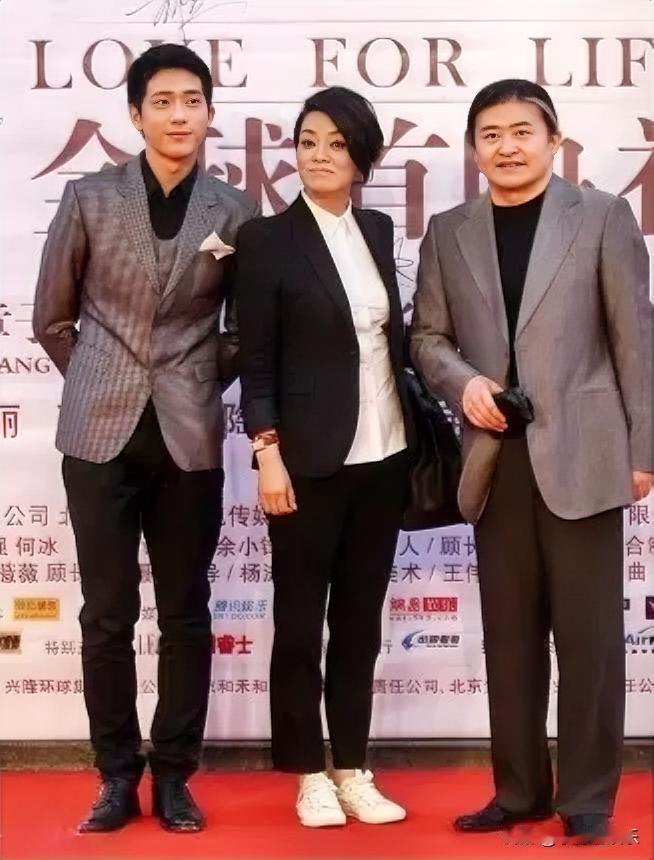 右边的是刘欢，左边的两位不是很熟悉。年轻小伙帅气十足，气宇不凡，中间的女士一身小