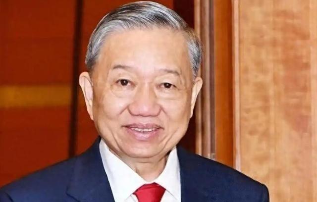 越南知道中国强大了。它非常害怕。害怕的是占领中国南海所有的岛礁，怕中国给他收回来
